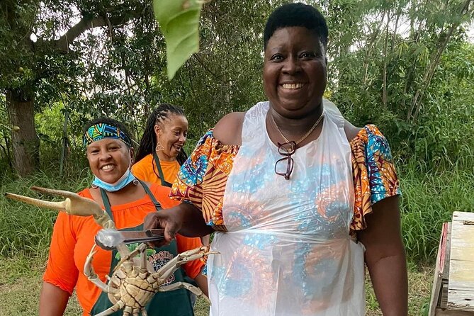 A Morning Cultural Experience Through Food Cooking Class St. Croix - Cleaning and seasoning the crab